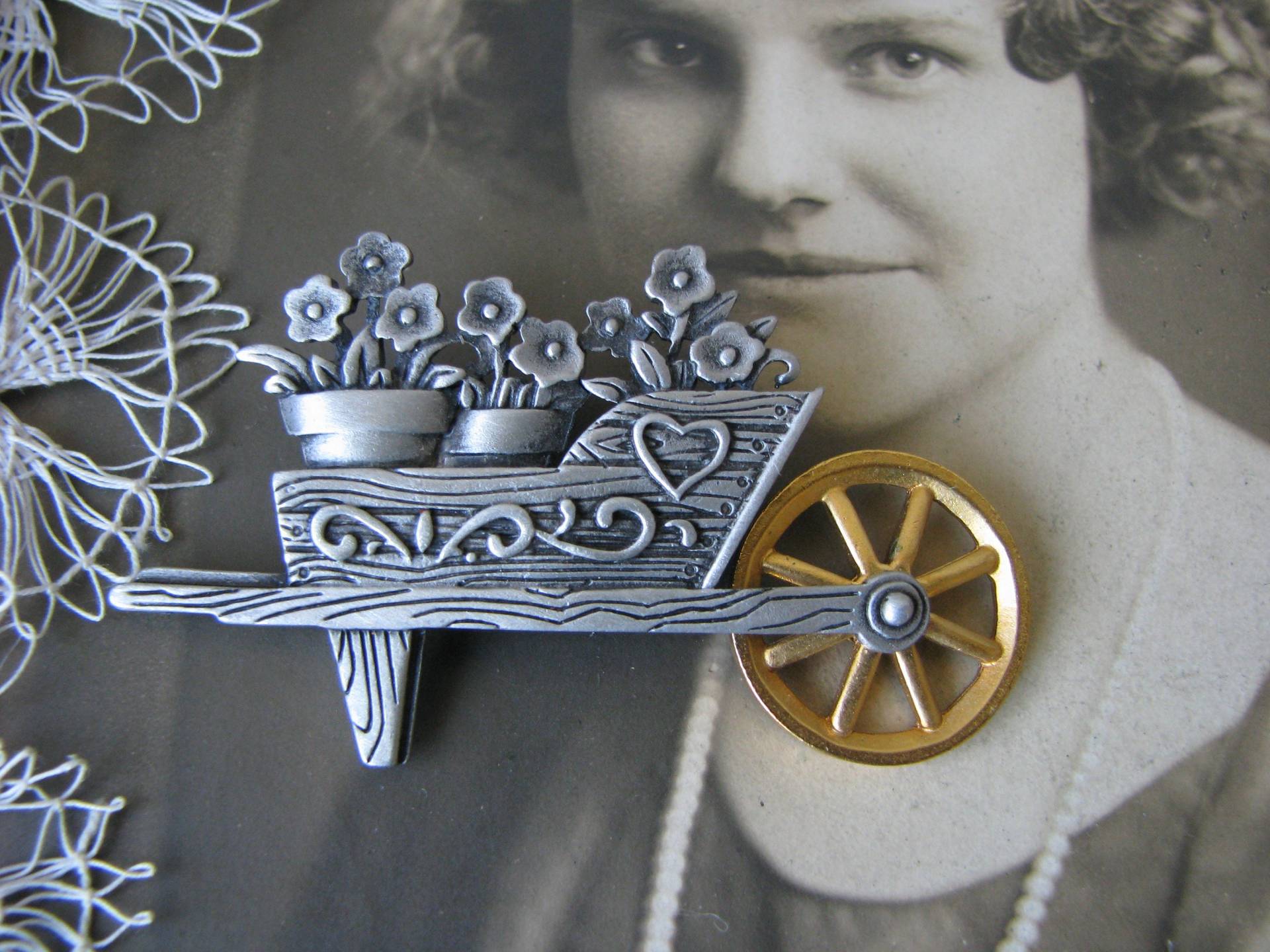 Vintage Jj Zinn Pin, Blumenwagen Rad Barrow Sammler Novelty Pin Vintage Jj Zinn Pin, Blumenwagen Rad Barrow Sammler Novelty Pin von WestEndMarket