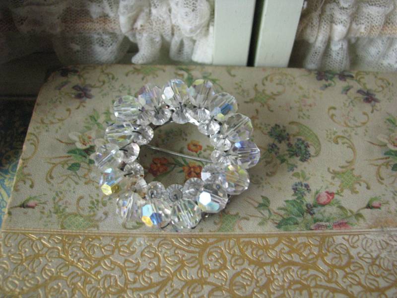 Vintage Kristallperlen Kranz Brosche Pin Retro Schmuck von WestEndMarket