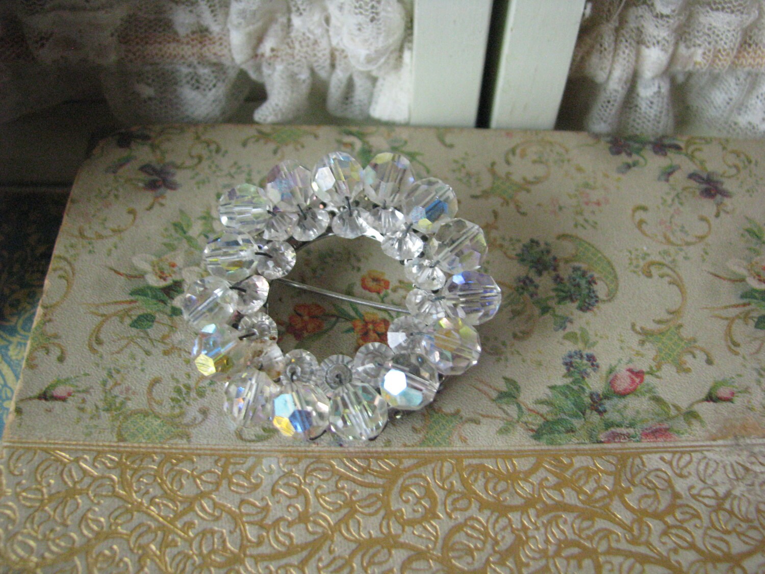 Vintage Kristallperlen Kranz Brosche Pin Retro Schmuck Vintage Kristallperlen Kranz Brosche Pin Retro Schmuck von WestEndMarket