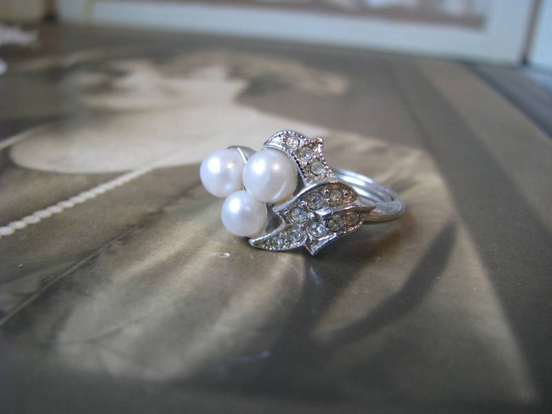 Vintage Perlen Ring, Strass Avon Cocktail Kunstperlen Größe 6 von WestEndMarket