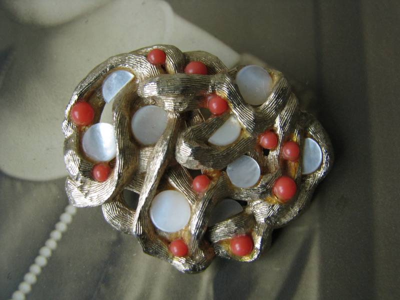 Vintage Sarah Coventry Pin, Perlmutt Kunstkoralle Anstecknadel Und Anhänger Vintage Sarah Coventry Pin, Perlmutt Kunstkoralle Anstecknadel Und Anhänger von WestEndMarket