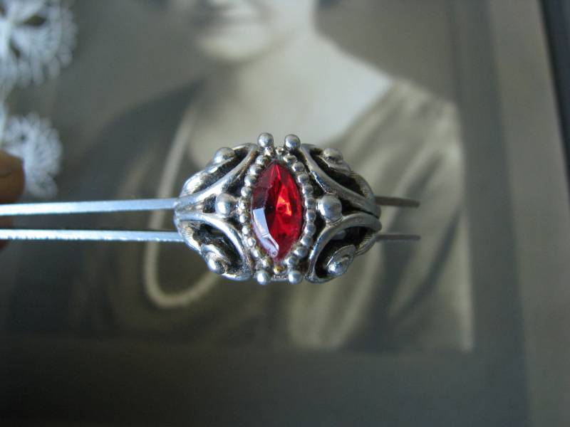 Vintage Silber Ton Rot Strass Verstellbarer Ring, Verzierter Roter Trachtenring, Kostüm Ring von WestEndMarket