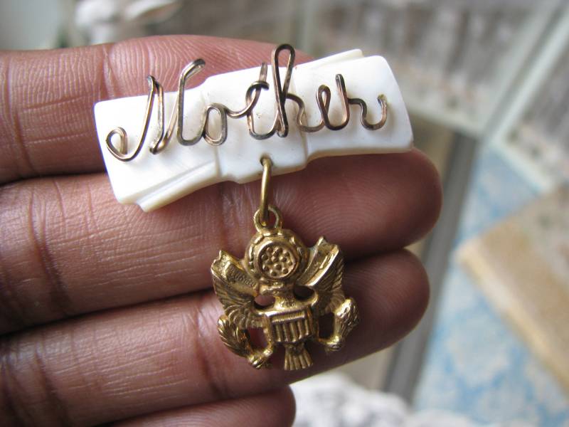Vintage Sweetheart Brosche, Perlmutt Faether Gold Filled "Mother" Brosche von WestEndMarket