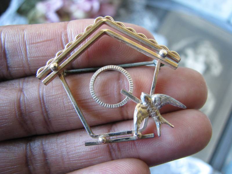 Vintage Vogelhaus Brosche, Sweetheart Gold Filled Neuheit Pin, Vogel Brosche von WestEndMarket