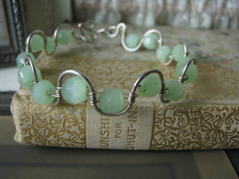 Wire Fairy Schmuck, Grüne Fee Perlen Armreif, Handgemachtes Armband Mit Drahtperlen von WestEndMarket