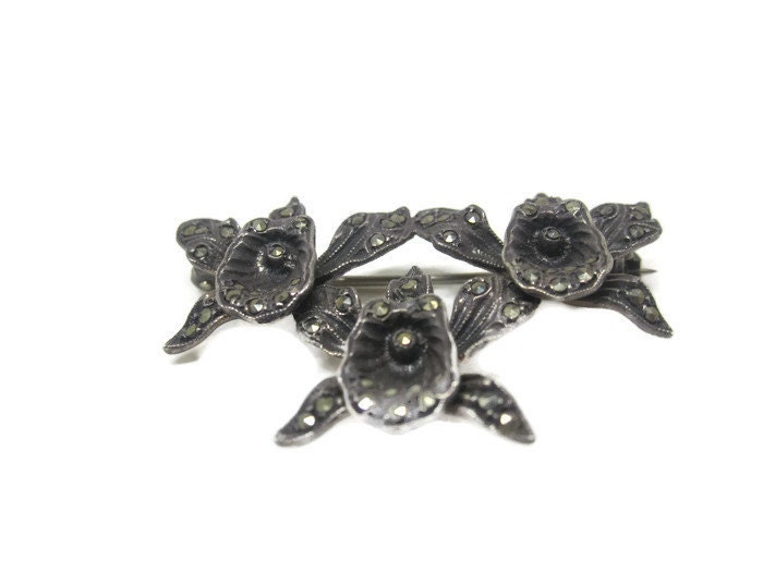 Art Deco C.1920S/30S Brosche Aus Sterling Silber Und Markasiten Drei Orchideen. Geschenk Für Sie. Edler Schmuck Art Deco C.1920S/30S Brosche Aus Sterling Silber Und Markasiten Drei Orchideen. Geschenk Für Sie. Edler Schmuck von WestandSonJewellery