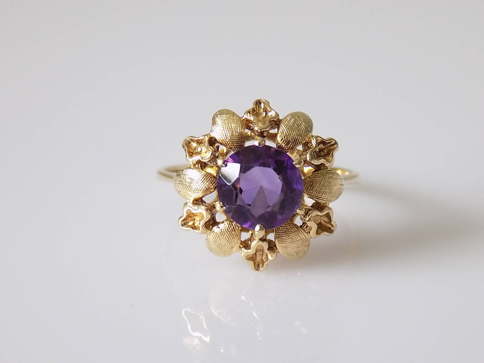 Vintage 14K Gold Amethyst Solitär Blumenring, Geschenk Für Sie, Februar Geburtsstein Vintage 14K Gold Amethyst Solitär Blumenring, Geschenk Für Sie, Februar Geburtsstein von WestandSonJewellery