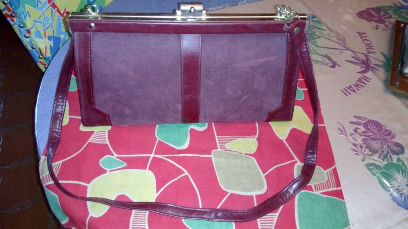 Alte Burgunderrote Und Schwarze Tasche Aus Dem Jahr 1979 Kunstleder Wildleder Separat Erhältlich von WesternSwingHulagirl