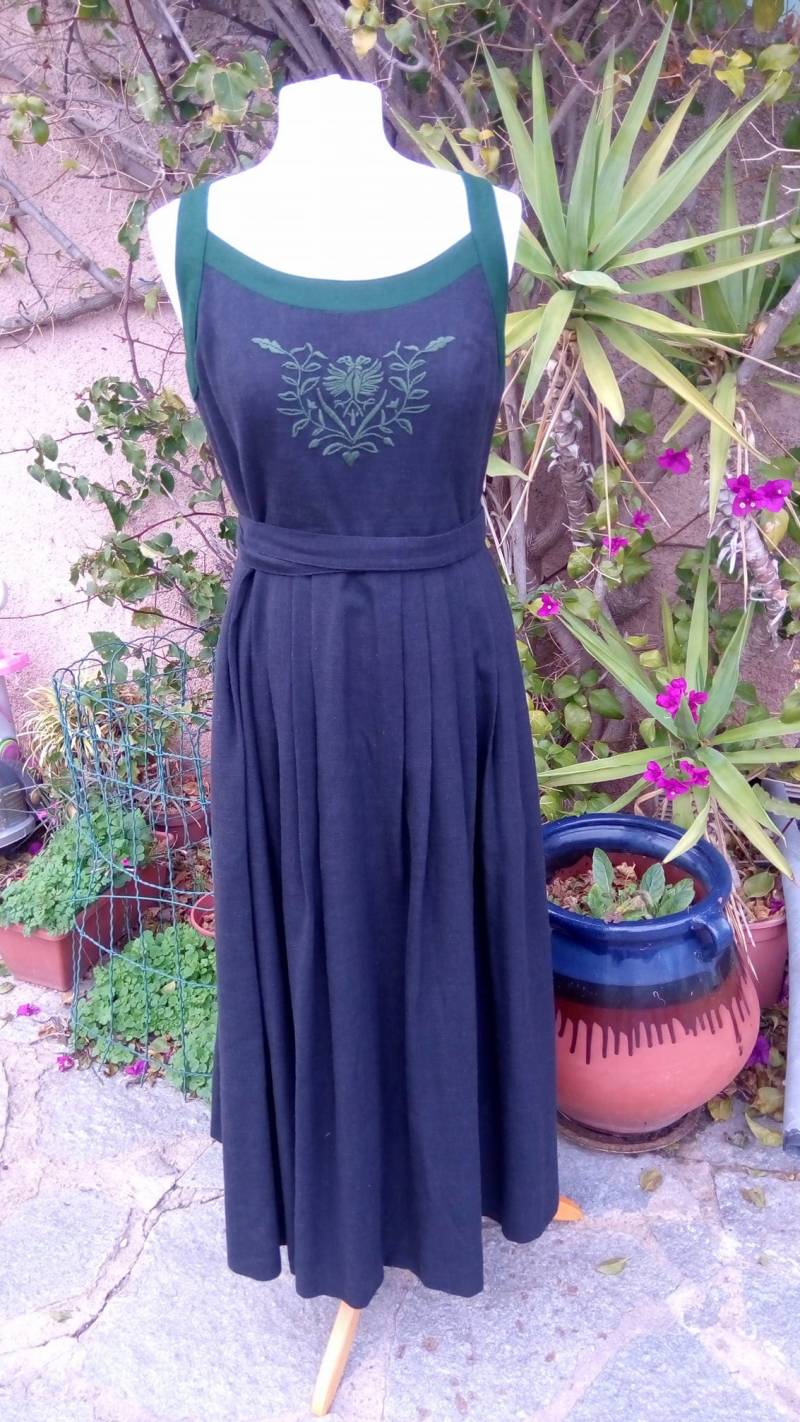 Hübsches Langes Anthrazitfarbenes Kleid Mit Smaragdgrüner Stickerei von WesternSwingHulagirl