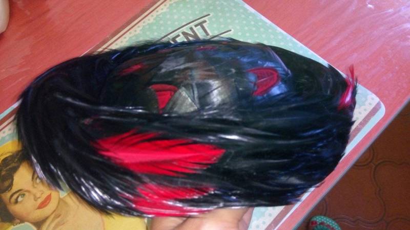 Schwarz-Roter Extravaganter Vogelfederhut von WesternSwingHulagirl