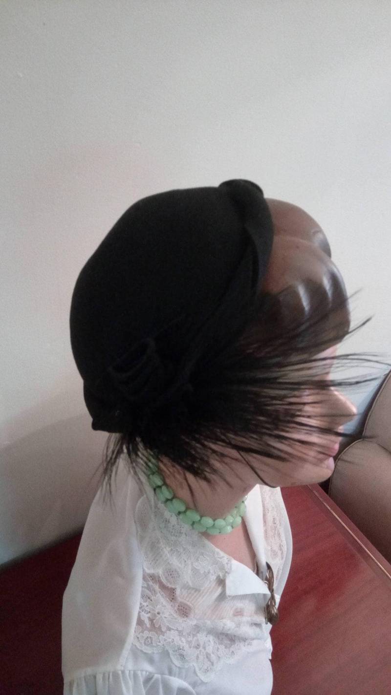 Schwarzer Hut Aus Den 1950Er Jahren Mit Feder von WesternSwingHulagirl