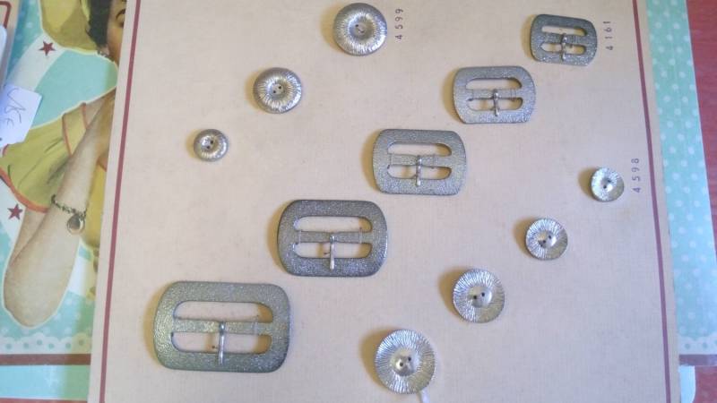 Viele Goldfarbene Ohrringe Aus Den 1950Er Jahren von WesternSwingHulagirl