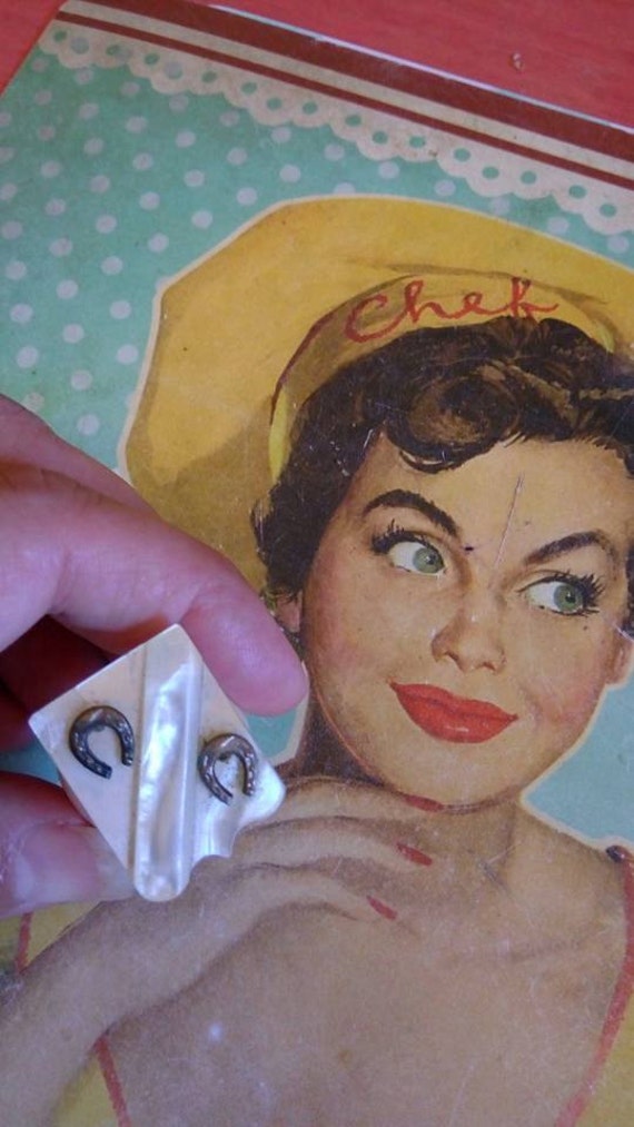 Westernring Aus Bakelit Und Perlmutt Mit 2 Hufeisen von WesternSwingHulagirl