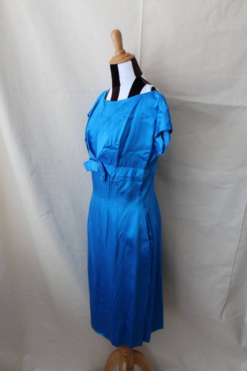 50Er Jahre Royal Blau Satin Cocktailkleid, 1950Er Wackelkleid Mit Taschen Größe M von WesternWallflowers