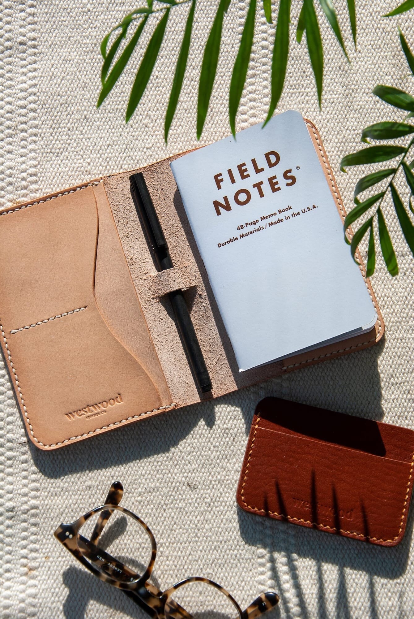 Handgefertigte Field Notes Lederhülle Reisejournal Brieftasche Mit Stiftfach Handgefertigte Field Notes Lederhülle Reisejournal Brieftasche Mit Stiftfach von WestwoodLeather