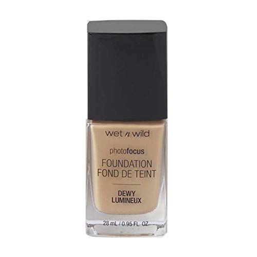 Wet n Wild - Photo Focus Foundation DEWY - Feuchtigkeitsspendende Foundation in Klassischem Beige - Deckt Unreinheiten ab, eignet sich für normale und trockene Haut - Vegan - Classic Beige von Wet n Wild