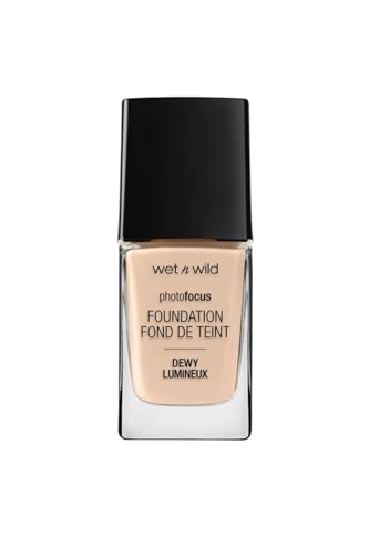 Wet n Wild - Photo Focus Foundation DEWY - Feuchtigkeitsspendende Foundation in Weichem Elfenbein - Deckt Unreinheiten ab, eignet sich für normale und trockene Haut - Vegan - Soft Ivory von Wet n Wild