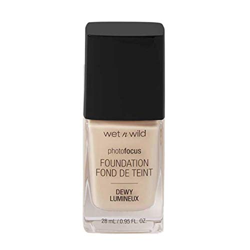 Wet n Wild - Photo Focus Foundation DEWY - Feuchtigkeitsspendende Foundation in Weichem Elfenbein - Deckt Unreinheiten ab, eignet sich für normale und trockene Haut - Vegan - Soft Ivory von Wet n Wild