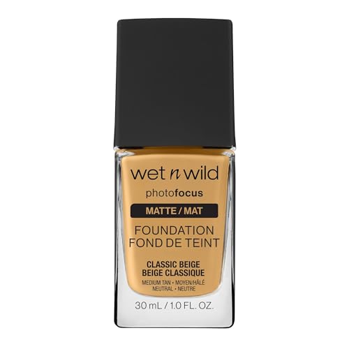 Wet n Wild - Photo Focus Foundation - Foundation Klassisches Beige - Hochdeckend, für Makellose Haut auf Fotos - Reduziert feine Linien, Flecken und Falten - Vegan - Classic Beige von Wet n Wild