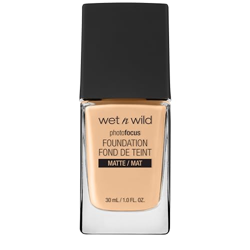 wet n wild - Photo Focus Foundation - Foundation Sanftes Beige - Hochdeckend, für makellose Haut auf Fotos - Reduziert feine Linien, Flecken und Falten - Vegan - Soft Beige von Wet n Wild