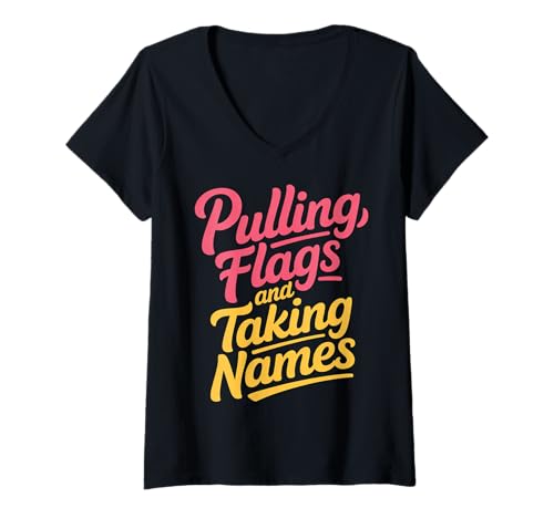 Damen Pulling Flags and Taking Names Fahnen Fußball ||- T-Shirt mit V-Ausschnitt Damen Pulling Flags and Taking Names Fahnen Fußball ||- T-Shirt mit V-Ausschnitt von Wettbewerbsfähiges Flag -Fußballspiel