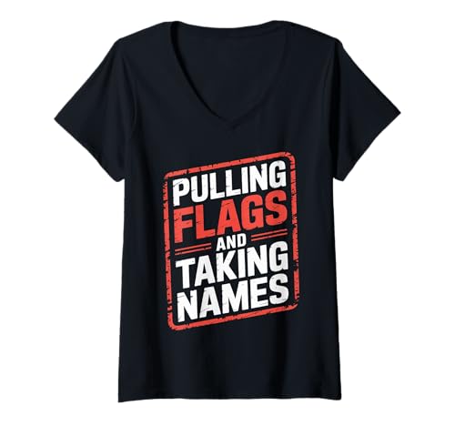 Damen Pulling Flags and Taking Names Fahnen Fußball |- T-Shirt mit V-Ausschnitt Damen Pulling Flags and Taking Names Fahnen Fußball |- T-Shirt mit V-Ausschnitt von Wettbewerbsfähiges Flag -Fußballspiel