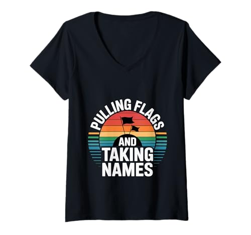 Damen Pulling Flags and Taking Names Fahnen Fußball |- T-Shirt mit V-Ausschnitt Damen Pulling Flags and Taking Names Fahnen Fußball |- T-Shirt mit V-Ausschnitt von Wettbewerbsfähiges Flag -Fußballspiel