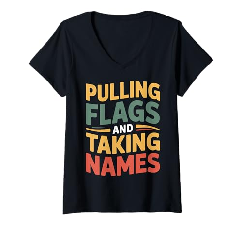 Damen Pulling Flags and Taking Names Fahnen Fußball |- T-Shirt mit V-Ausschnitt Damen Pulling Flags and Taking Names Fahnen Fußball |- T-Shirt mit V-Ausschnitt von Wettbewerbsfähiges Flag -Fußballspiel