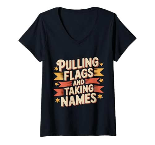 Damen Pulling Flags and Taking Names Fahnen Fußball |- T-Shirt mit V-Ausschnitt Damen Pulling Flags and Taking Names Fahnen Fußball |- T-Shirt mit V-Ausschnitt von Wettbewerbsfähiges Flag -Fußballspiel