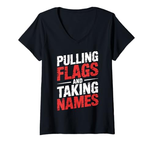 Damen Pulling Flags and Taking Names Fahnen Fußball - T-Shirt mit V-Ausschnitt Damen Pulling Flags and Taking Names Fahnen Fußball - T-Shirt mit V-Ausschnitt von Wettbewerbsfähiges Flag -Fußballspiel