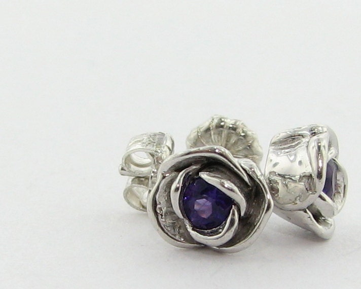 Zierliche Rosen Ohrstecker, Amethyst Und Silber Zierliche Rosen Ohrstecker, Amethyst Und Silber von WexfordJewelers