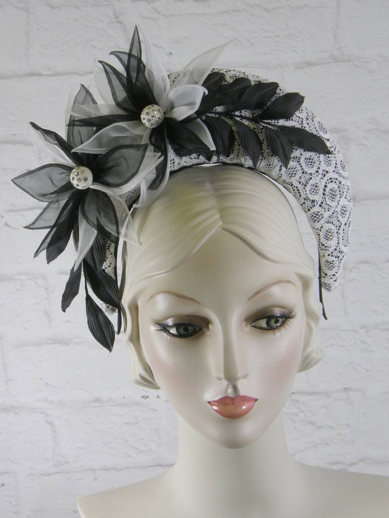 Tiara Halo Stil Fascinator in Schwarz Und Weiß Mit Vintage Spitze - Stirnband Hut What A Great Hat Tiara Halo Stil Fascinator in Schwarz Und Weiß Mit Vintage Spitze - Stirnband Hut What A Great Hat von WhatAGreatHat
