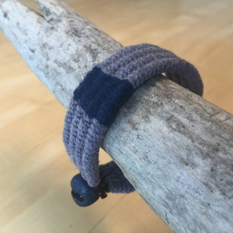 Blauer Armreif Mit Baumwolle Handgewebt Größe M 4315 von WhatKnotShop