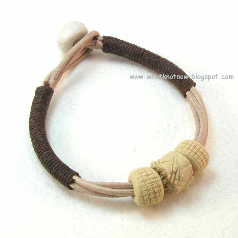 Drei Perlen Lederschnur Armband 3073 von WhatKnotShop