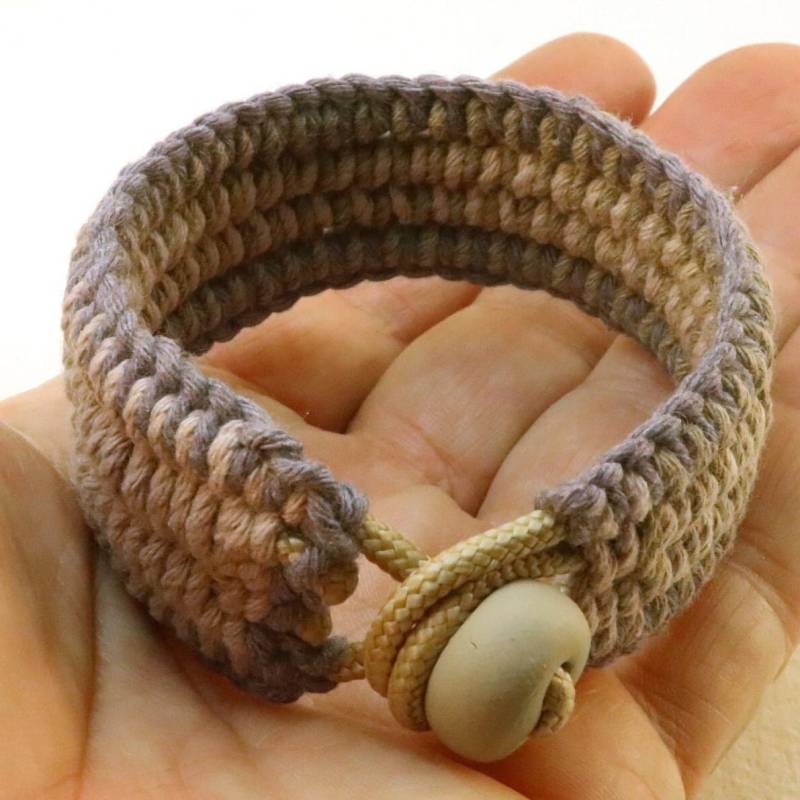 Erdbraunes Makramee Armband Für Männer Und Frauen Größe 4452 von WhatKnotShop