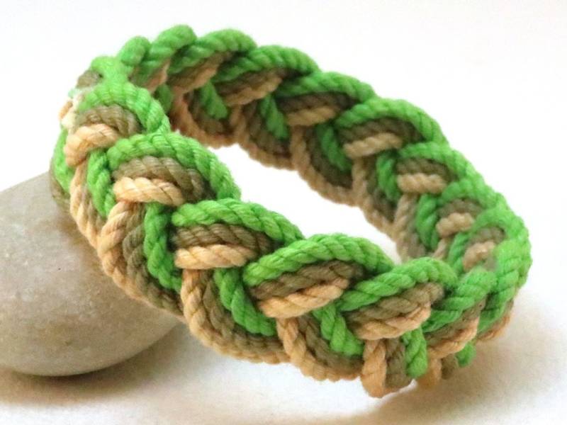 Grünes Knotenarmband Art von WhatKnotShop