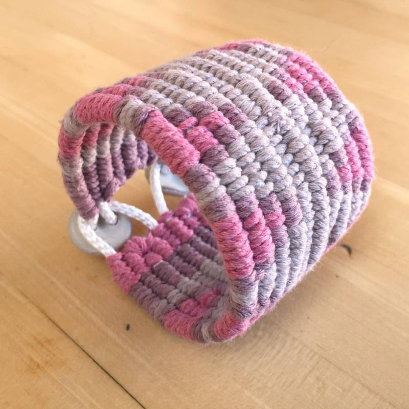 Handgewebter Baumwollarmband Rosa/Grau Größe M 4305 von WhatKnotShop