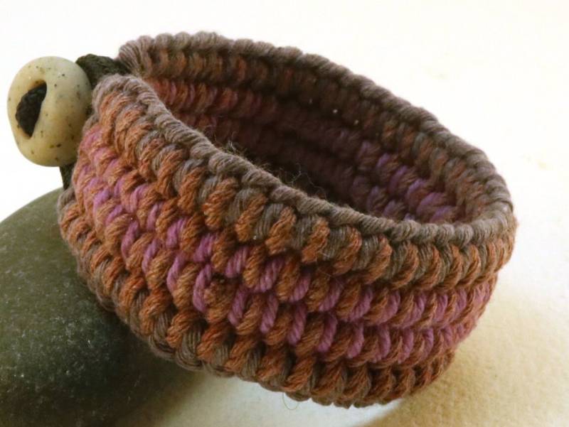 Lilafarbenes, Handgewebtes Baumwollarmband Gr. S 4455 von WhatKnotShop