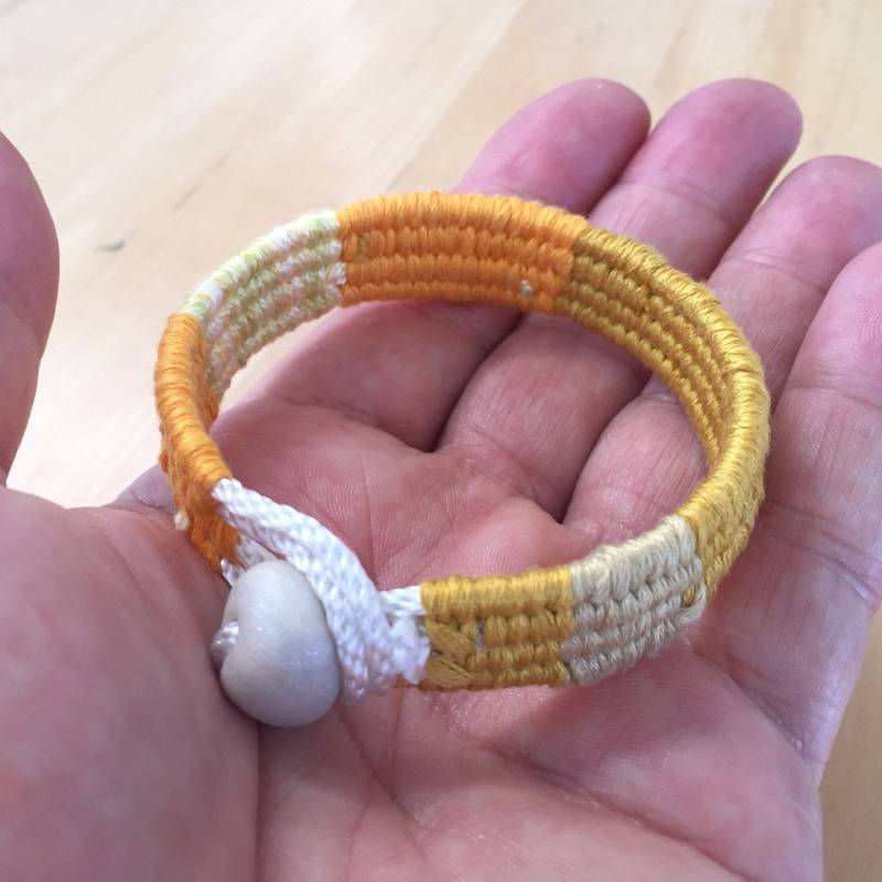 Orangefarbenes Handgeknüpftes Baumwoll-Manschettenarmband Größe M 4338 von WhatKnotShop