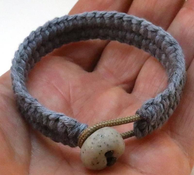 Schmales Handgeknüpftes Marineblaues Manschettenarmband, S 4511 von WhatKnotShop