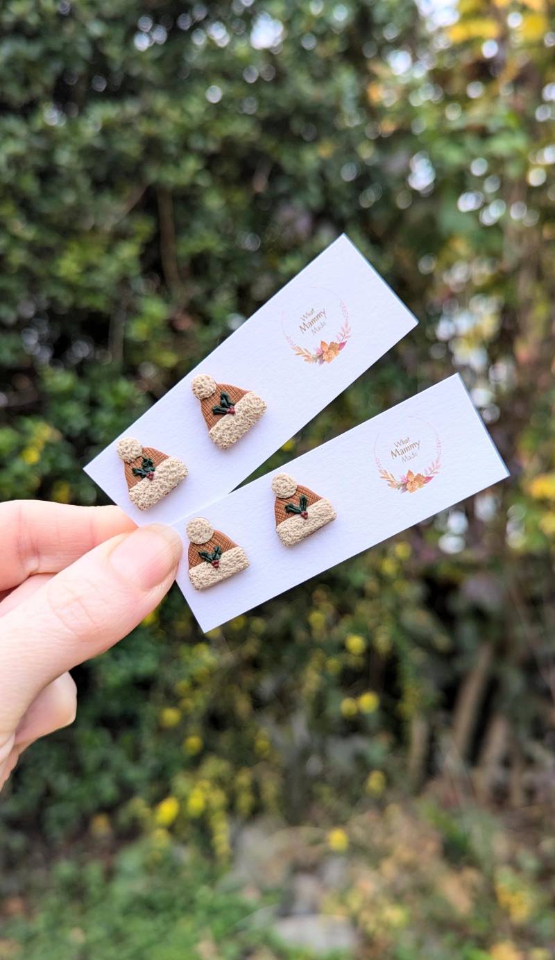 Bommelmütze Ohrstecker Handgemachte Ohrringe Polymer Clay Mütze Weihnachtsohrringe Wintermütze Wollmütze von WhatMammyMade