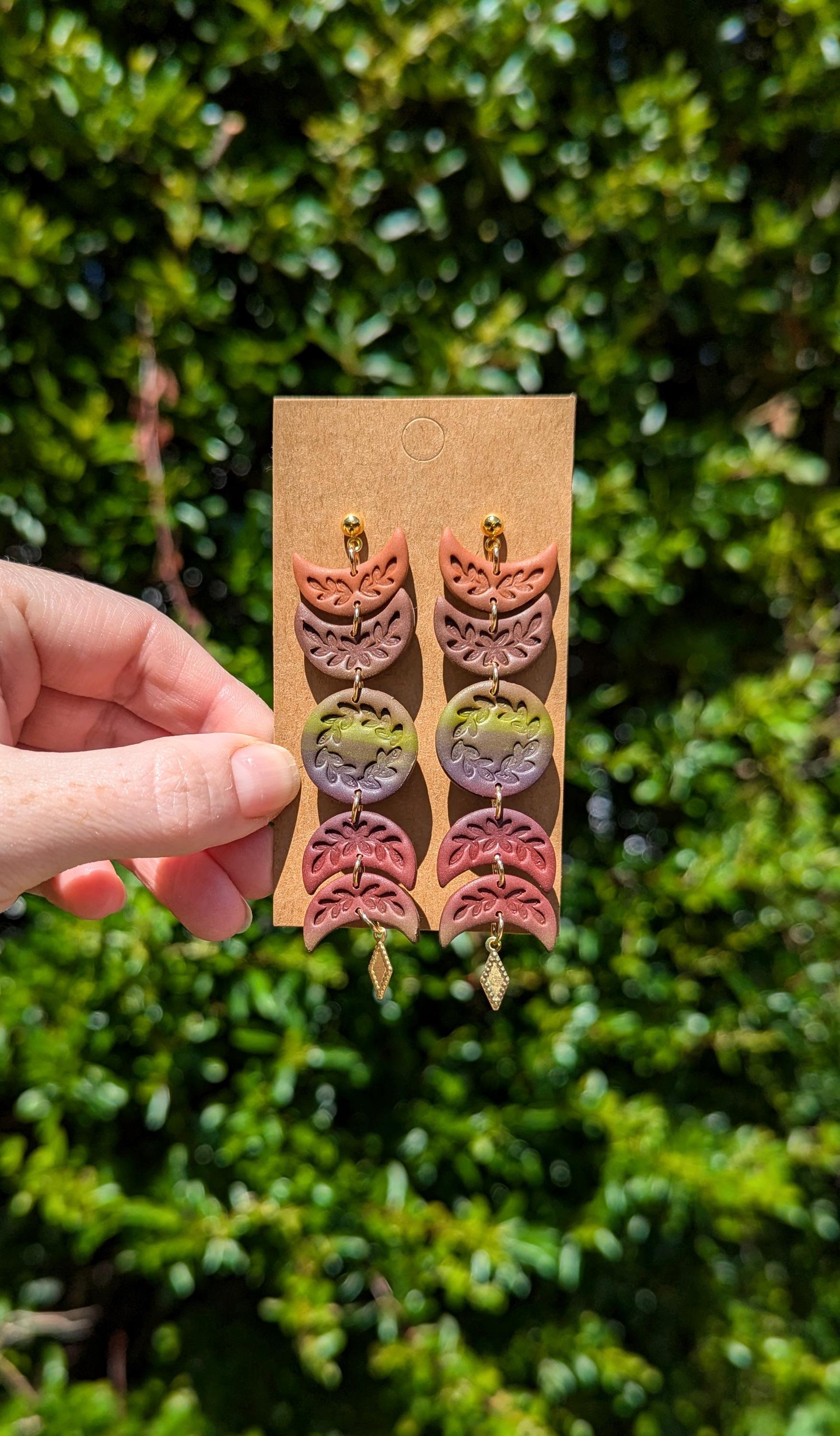 Handgemachte Mondphasen Ohrringe Herbstliche Boho Ohrringe Aus Polymer Clay Handgemachte Mondphasen Ohrringe Herbstliche Boho Ohrringe Aus Polymer Clay von WhatMammyMade