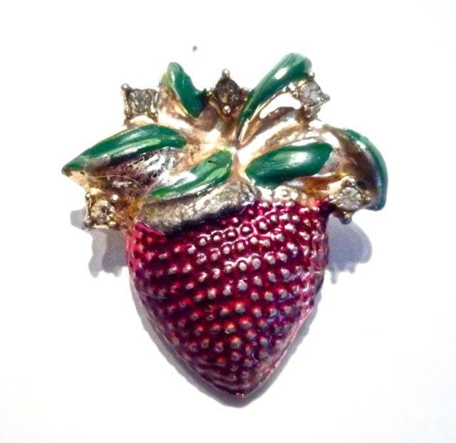 Bemalte Erdbeer Brosche/Anstecknadel Mit Kleinen Strasssteinen Vintage - Mid-Century Unbenannter Qualitätskostümschmuck Aus Familiennachlass | 10 Bemalte Erdbeer Brosche/Anstecknadel Mit Kleinen Strasssteinen Vintage - Mid-Century Unbenannter Qualitätskostümschmuck Aus Familiennachlass | 10 von WhatOnceWasNew