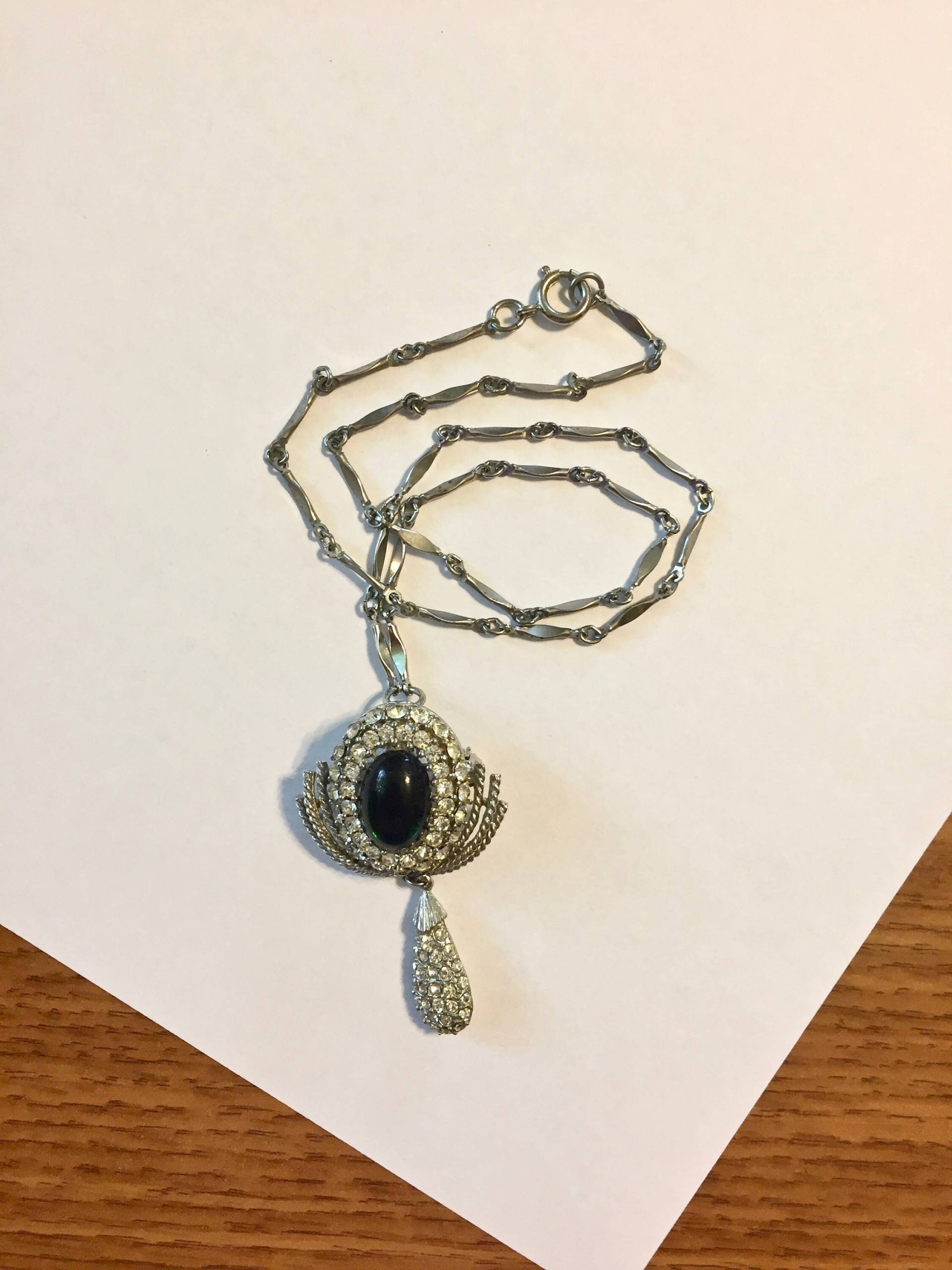 Eleagant Statement Halskette Silberton Und Grüner Stein Umgeben Von Klaren Strasssteinen Dekorative Kette Halsband Knochenlänge | 5 Eleagant Statement Halskette Silberton Und Grüner Stein Umgeben Von Klaren Strasssteinen Dekorative Kette Halsband Knochenlänge | 5 von WhatOnceWasNew