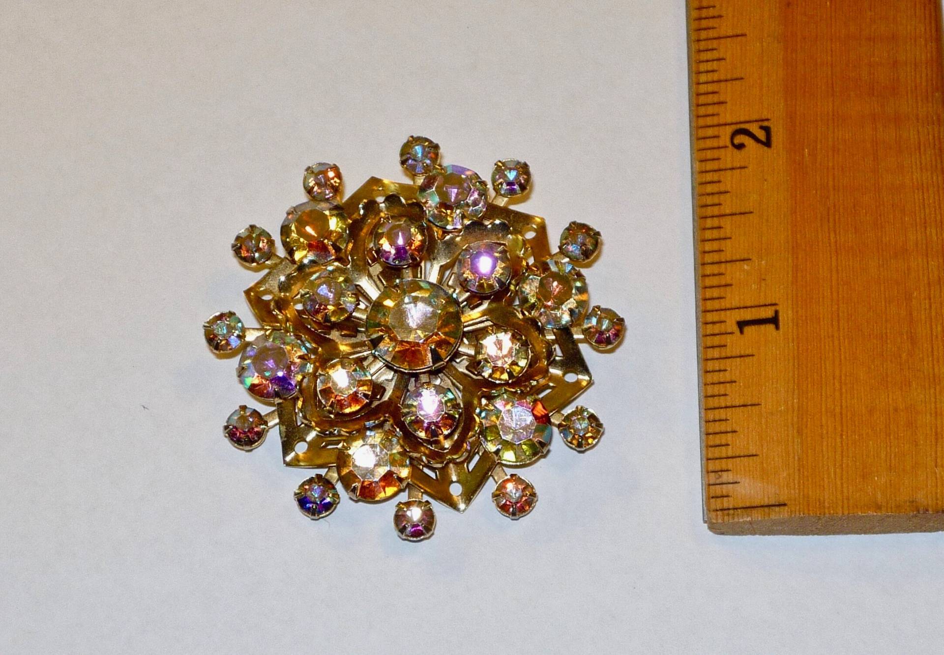 Faceted Stones Brooch Wunderschöne Funkelnde Klare Steine Reflektieren Umgebendes Licht Gefunden in Mama Schmuck-Box Mitte Des Jahrhunderts Faceted Stones Brooch Wunderschöne Funkelnde Klare Steine Reflektieren Umgebendes Licht Gefunden in Mama Schmuck-Box Mitte Des Jahrhunderts von WhatOnceWasNew