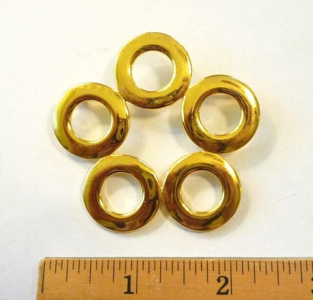 Goldfarbene Brosche/Anstecker Fünf Verbundene Kreise Vintage - Mid-Century Hochwertiger Modeschmuck Aus Familiennachlass | 9 Goldfarbene Brosche/Anstecker Fünf Verbundene Kreise Vintage - Mid-Century Hochwertiger Modeschmuck Aus Familiennachlass | 9 von WhatOnceWasNew