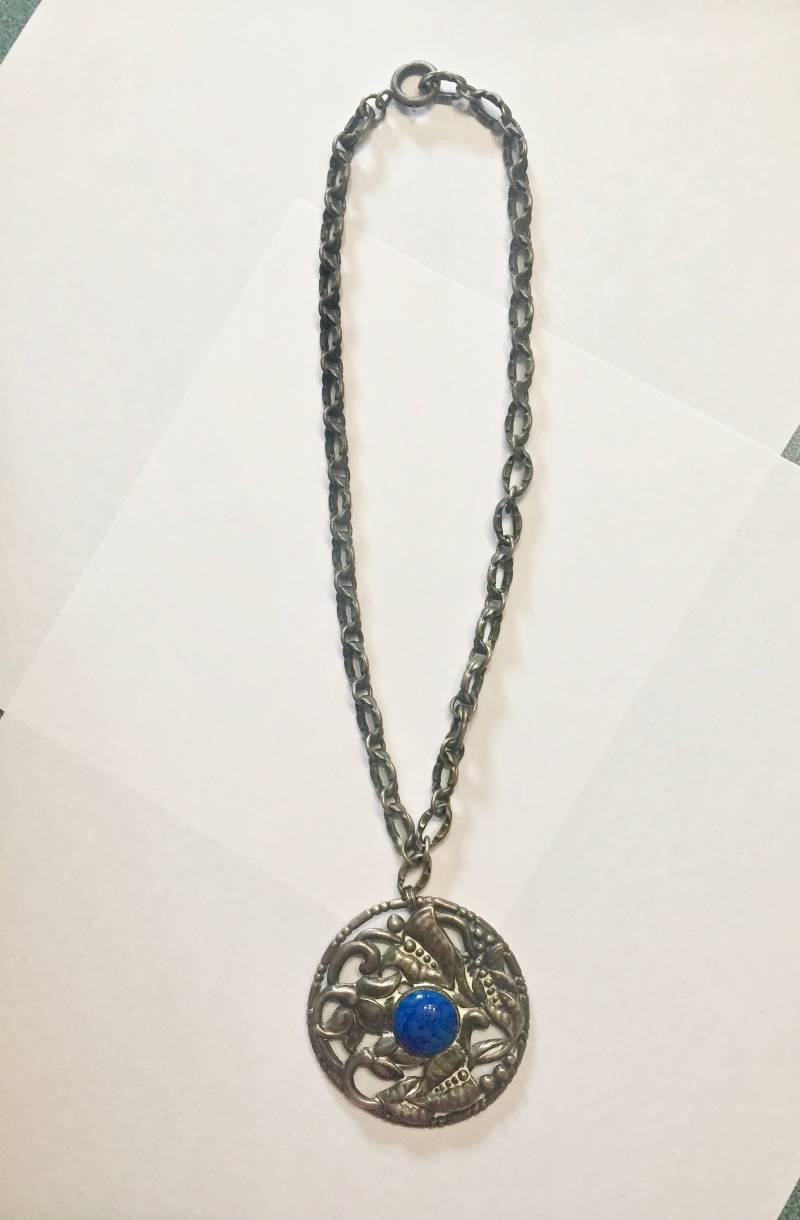 Kettenanhänger Vintage Mid-Century | Oder Früher Silberton Blauer Stein Im Medaillon 16-17" Kette Gefunden in Familiennachlass | 8 von WhatOnceWasNew