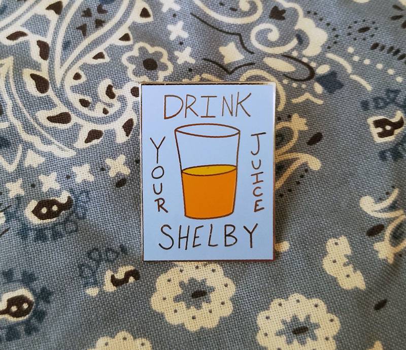 Drink Your Juice Shelby - Stahl Magnolien Emaille Pin von WhatTheWhatnots