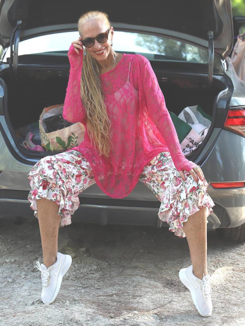 Kleiner Fuchsia Spitzen Frenchie Flare Top Mit Daumenlöchern von WhatWouldSusieWear