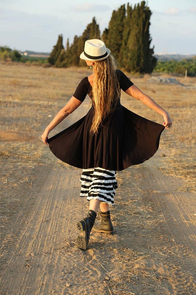 Schwarzes Rayon Spandex Flare Kleid High Low On-Off Schulter Mit Taschen von WhatWouldSusieWear